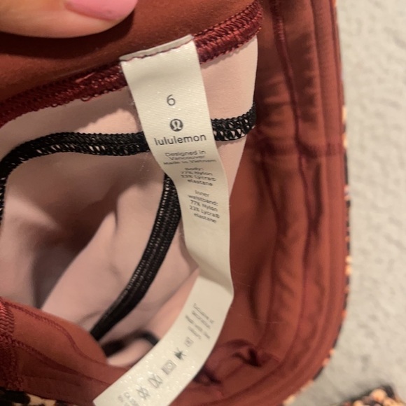 Lululemon Invigorate High-Rise Tight 25"
Motion Flux Multi size 6 - Picture 7 of 7